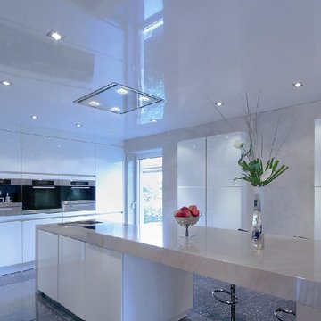 Белый глянцевый потолок на кухню 15 кв.м от 11250 руб.*
